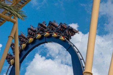 Tampa Körfezi, Florida. 12 Temmuz 2019. Busch Bahçeleri 'nde müthiş montu Rollercoaster üst görünümü (1)