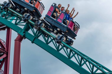 Tampa Körfezi, Florida. 12 Temmuz 2019. Insanlar eğlenceli harika Cobras Curse Rollercoaster Busch Bahçeleri (1)