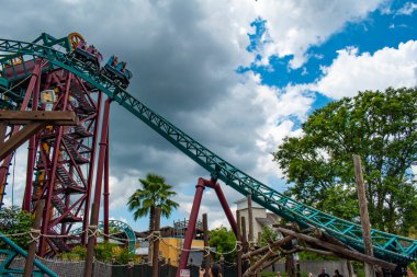 Tampa Körfezi, Florida. 12 Temmuz 2019. Insanlar eğlenceli harika Cobras Curse Rollercoaster Busch Bahçeleri (3)