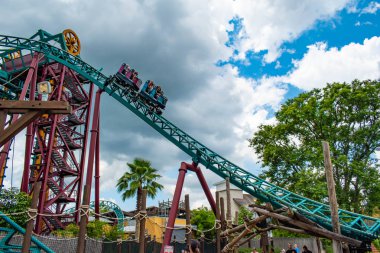 Tampa Körfezi, Florida. 12 Temmuz 2019. Insanlar eğlenceli harika Cobras Curse Rollercoaster Busch Bahçeleri (4).
