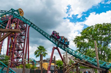 Tampa Körfezi, Florida. 12 Temmuz 2019. Insanlar eğlenceli harika Cobras Curse Rollercoaster Busch Bahçeleri (5).