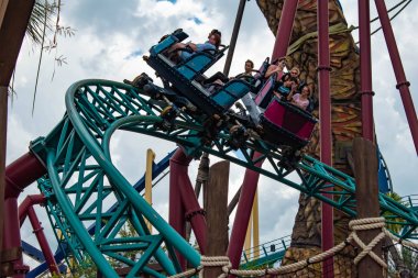 Tampa Körfezi, Florida. 12 Temmuz 2019. Insanlar eğlenceli harika Cobras Curse Rollercoaster Busch Bahçeleri (7).