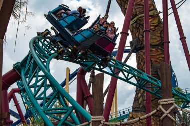 Tampa Körfezi, Florida. 12 Temmuz 2019. Insanlar eğlenceli harika Cobras Curse Rollercoaster Busch Bahçeleri (8)