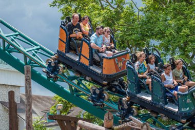 Tampa Körfezi, Florida. İnsanlar eğlenceli harika Cobras Curse Busch Bahçeleri (10)