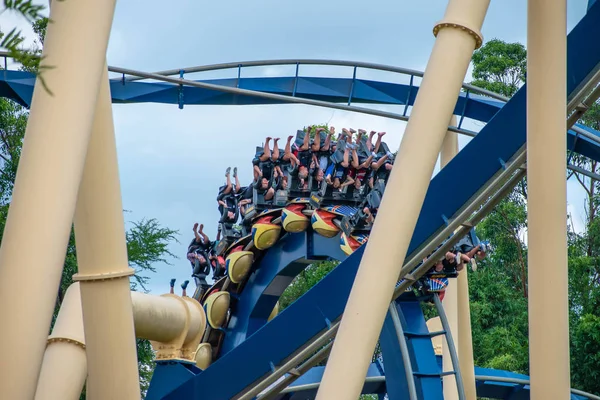 Tampa Körfezi, Florida. 12 Temmuz 2019. Busch Bahçeleri 'nde inanılmaz montu Rollercoaster zevk insanlar (21)