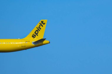 Orlando, Florida 'da. 09 Temmuz 2019. Orlando Uluslararası Havaalanı alanında Spirit Airlines uçağın kısmi görünümü.