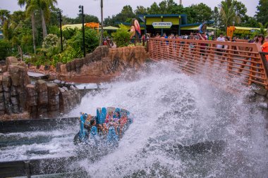 Orlando, Florida 'da. 13 Temmuz 2019. SeaWorld 6 Infinity Falls içinde sıçrama zevk insanlar