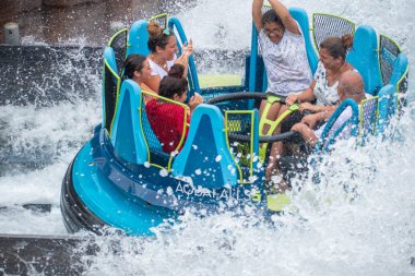 Orlando, Florida 'da. 13 Temmuz 2019. İnsanlar SeaWorld 23 Infinity Falls içinde sıçrama zevk