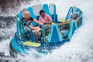 Orlando, Florida 'da. 13 Temmuz 2019. SeaWorld 30 ' da sonsuzluk Şelalesi 'nde sıçraması zevk insanlar
