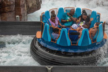 Orlando, Florida 'da. 13 Temmuz 2019. İnsanlar SeaWorld 46 Infinity Falls içinde sıçrama zevk