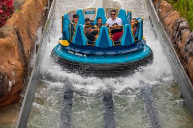 Orlando, Florida 'da. 13 Temmuz 2019. İnsanlar eğlenceli inanılmaz Infinity SeaWorld 4 Falls