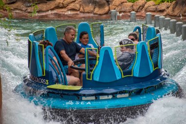 Orlando, Florida 'da. 13 Temmuz 2019. İnsanlar eğlence inanılmaz Infinity Falls SeaWorld 11