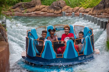 Orlando, Florida 'da. 13 Temmuz 2019. İnsanlar eğlenceli inanılmaz Infinity SeaWorld 22 Falls