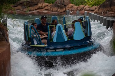 Orlando, Florida 'da. 13 Temmuz 2019. İnsanlar eğlence inanılmaz Infinity Falls SeaWorld 23
