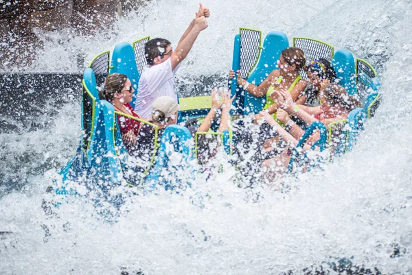 Orlando Florida July 2019 People Enjoying Splashing Infinity Falls Seaworld — Stock Photo, Image