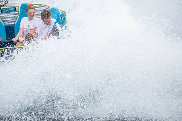 Orlando Florida July 2019 People Enjoying Splashing Infinity Falls Seaworld — Stock Photo, Image