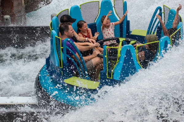 Orlando Florida Julio 2019 Gente Disfrutando Chapotear Infinity Falls Seaworld — Foto de Stock