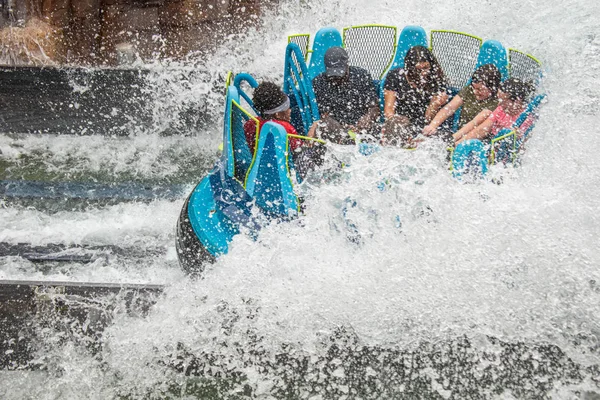 Orlando Florida July 2019 People Enjoying Splashing Infinity Falls Seaworld — Stock Photo, Image