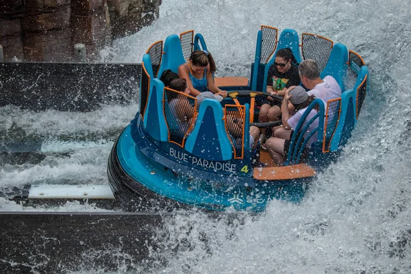 Orlando Florida Julio 2019 Gente Disfrutando Chapotear Infinity Falls Seaworld — Foto de Stock