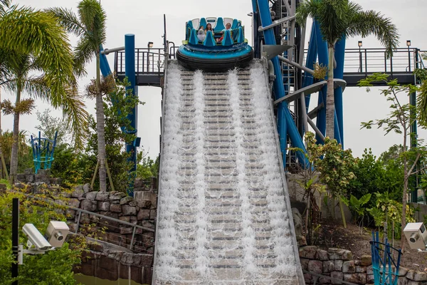 Orlando Florida Julho 2019 Pessoas Divertindo Amazin Infinity Falls Seaworld — Fotografia de Stock