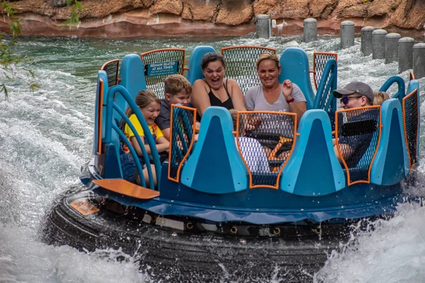 Orlando Florida Julio 2019 Gente Divirtiéndose Amazin Infinity Falls Seaworld — Foto de Stock