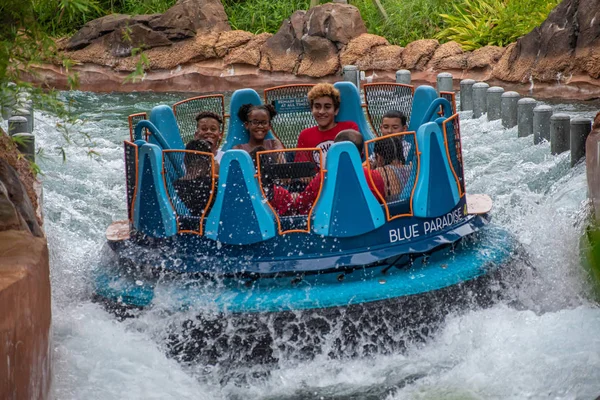 Orlando Florida Julio 2019 Gente Divirtiéndose Amazin Infinity Falls Seaworld — Foto de Stock