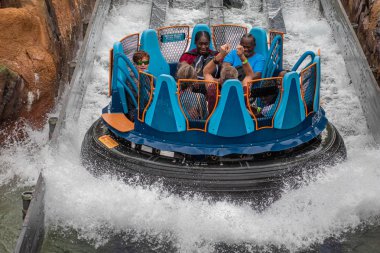 Orlando, Florida 'da. 13 Temmuz 2019. İnsanlar SeaWorld 3 ' te Infinity Falls 'da eğlenirken