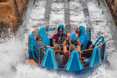 Orlando, Florida 'da. 13 Temmuz 2019. İnsanlar SeaWorld 4 ' te Infinity Falls 'da eğlenirken