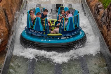 Orlando, Florida 'da. 13 Temmuz 2019. İnsanlar SeaWorld 5 ' te Infinity Falls 'da eğlenirken