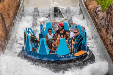 Orlando, Florida 'da. 13 Temmuz 2019. İnsanlar sonsuzluk Falls içinde SeaWorld 8 içinde sıçrama eğlenmek