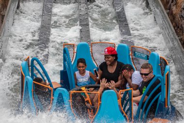 Orlando, Florida 'da. 13 Temmuz 2019. İnsanlar SeaWorld 9 ' da Infinity Falls 'da eğlenirken