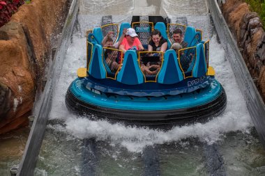 Orlando, Florida 'da. 13 Temmuz 2019. İnsanlar SeaWorld 10 ' da sonsuzluk Şelaleleri 'nde eğlenirken.