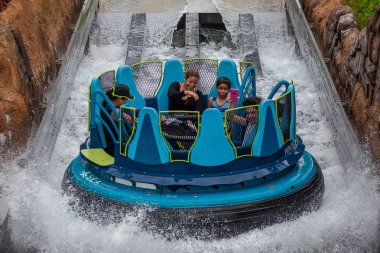Orlando, Florida 'da. 13 Temmuz 2019. İnsanlar SeaWorld 14 ' te Infinity Falls 'da eğlenirken