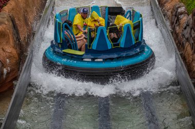 Orlando, Florida 'da. 13 Temmuz 2019. İnsanlar SeaWorld 16 ' da Infinity Falls 'da eğlenirken