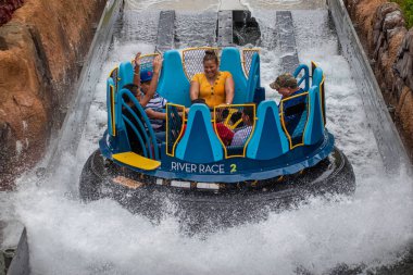 Orlando, Florida 'da. 13 Temmuz 2019. İnsanlar Infinity Falls içinde SeaWorld 18 içinde sıçrama eğlenmek