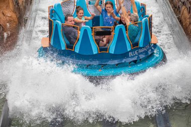 Orlando, Florida 'da. 13 Temmuz 2019. İnsanlar SeaWorld 21 ' de Infinity Falls 'da eğlenirken
