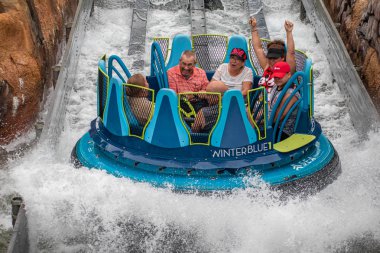 Orlando, Florida 'da. 13 Temmuz 2019. İnsanlar sonsuzluk Falls içinde SeaWorld 23 sıçraması eğlenceli