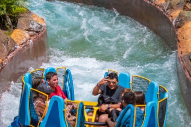 Orlando, Florida 'da. 18 Temmuz 2019. SeaWorld 1 Infinity Falls su cazibe zevk insanlar