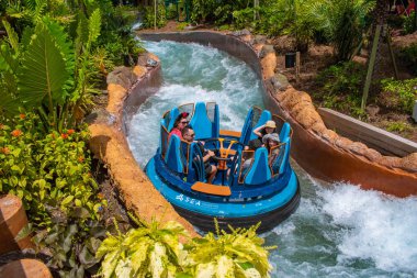 Orlando, Florida 'da. 18 Temmuz 2019. SeaWorld 5 Infinity Falls su cazibe zevk insanlar.
