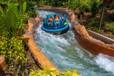 Orlando, Florida 'da. 18 Temmuz 2019. SeaWorld 10 Infinity Falls su cazibe zevk insanlar