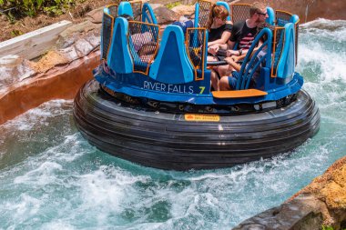 Orlando, Florida 'da. 18 Temmuz 2019. SeaWorld 23 Infinity Falls su cazibe zevk insanlar.