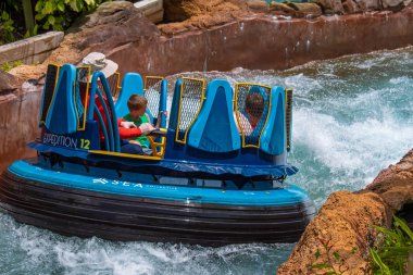 Orlando, Florida 'da. 18 Temmuz 2019. SeaWorld 24 Infinity Falls su cazibe zevk insanlar