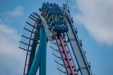 Orlando, Florida 'da. 18 Temmuz 2019. SeaWorld 7 ' de Mako Rollercoaster zevk insanların üst görünümü