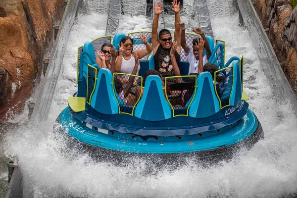 Orlando, Florida 'da. 13 Temmuz 2019. İnsanlar SeaWorld 2 Infinity Falls içinde eğlenceli sıçrama
