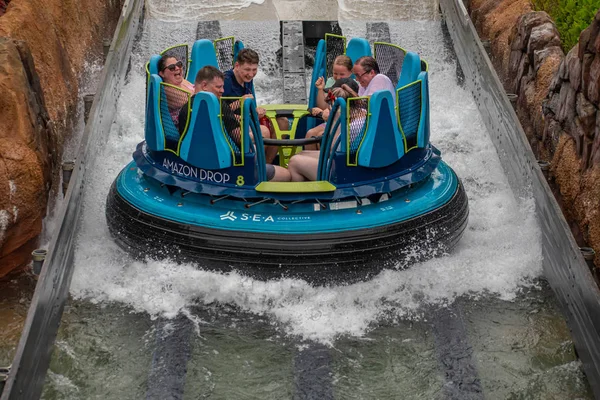 Orlando, Florida 'da. 13 Temmuz 2019. İnsanlar SeaWorld 5 ' te Infinity Falls 'da eğlenirken