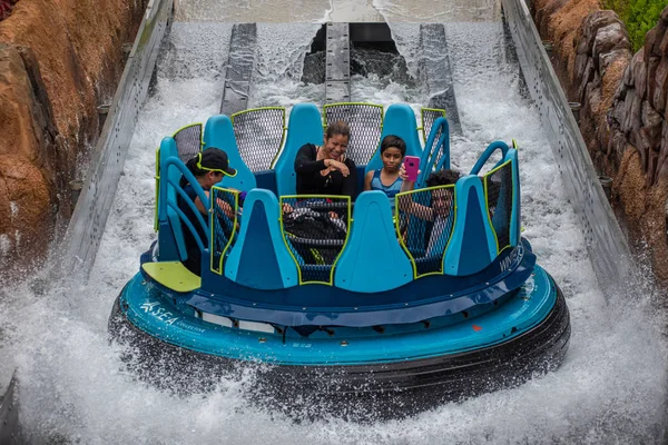 Orlando, Florida 'da. 13 Temmuz 2019. İnsanlar SeaWorld 14 ' te Infinity Falls 'da eğlenirken