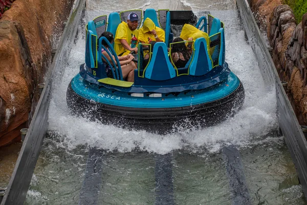 Orlando, Florida 'da. 13 Temmuz 2019. İnsanlar SeaWorld 16 ' da Infinity Falls 'da eğlenirken