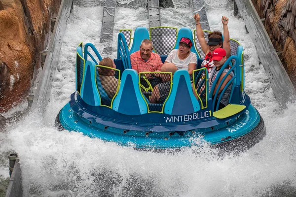 Orlando, Florida 'da. 13 Temmuz 2019. İnsanlar sonsuzluk Falls içinde SeaWorld 23 sıçraması eğlenceli