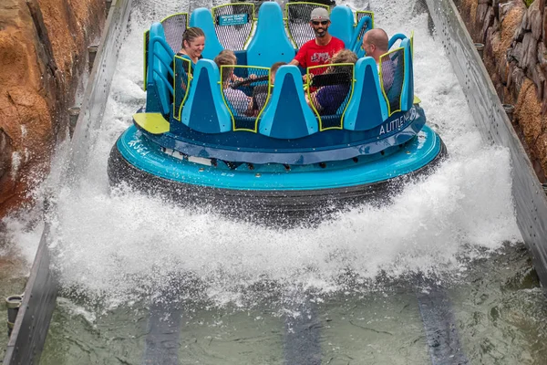 Orlando, Florida 'da. 13 Temmuz 2019. İnsanlar SeaWorld 24 ' de Infinity Falls 'da eğlenirken