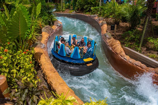 Orlando Florida Julio 2019 Gente Disfrutando Atracción Acuática Infinity Falls —  Fotos de Stock